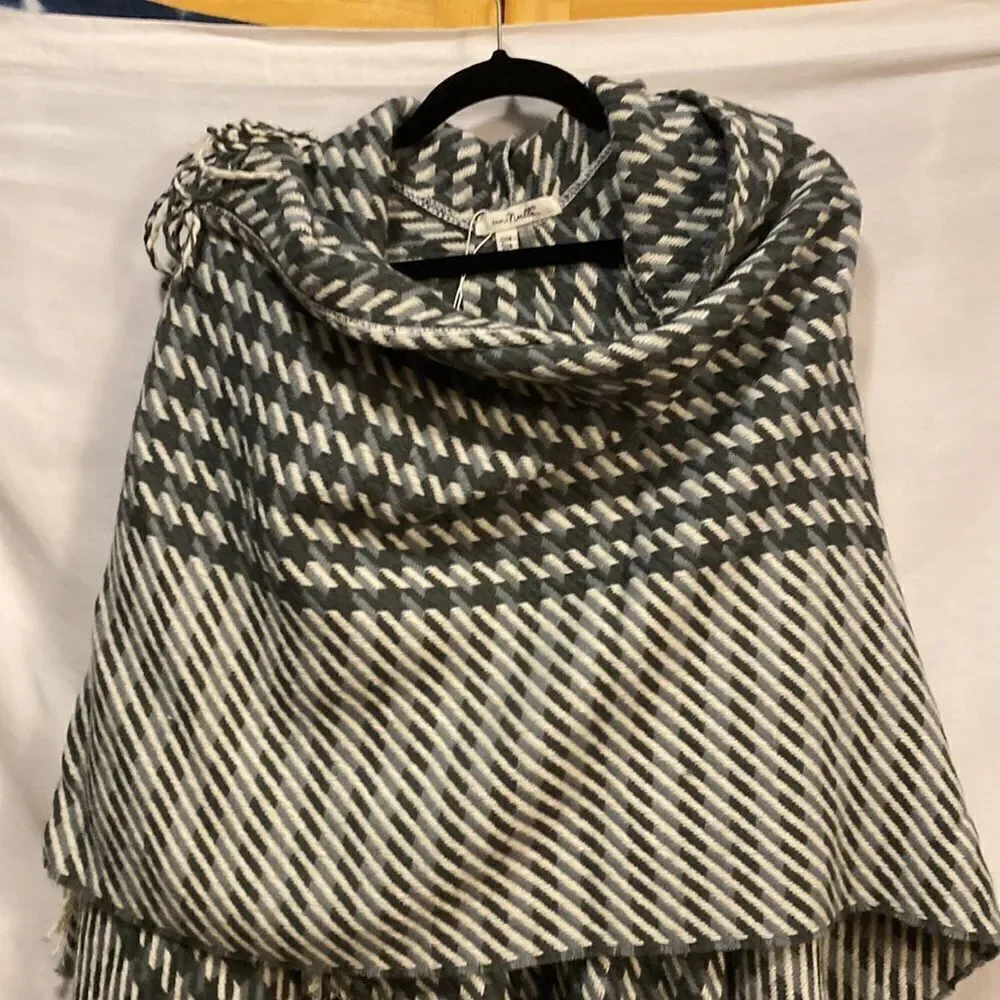 Hooded fringe ladies Gray/white fringe wrap